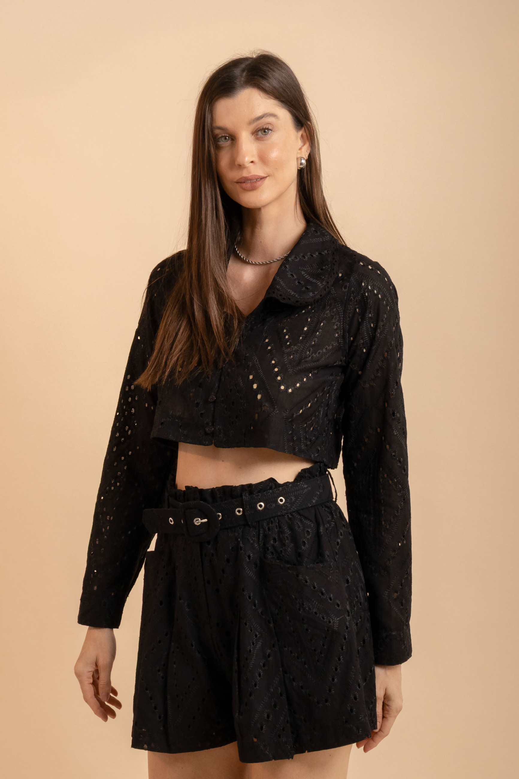 Blusa De Gola Bordada Lume  Preta