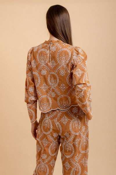 Blusa Manda Longa Bordada Lume Caramelo